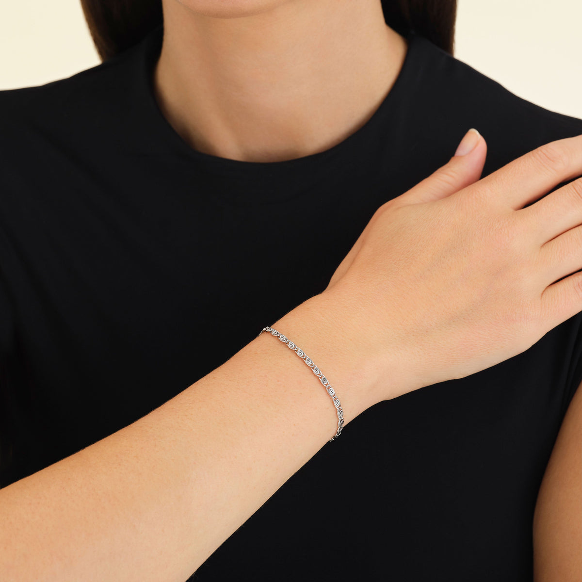 Swirl Bracelet Silver leftcolumn